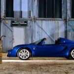 El Lotus Elise es un coche que no solo ha sido crucial para la supervivencia de la marca, sino que también ha cambiado la percepción de los deportivos ligeros. Con más de 35,000 unidades vendidas, el Elise se ha convertido en un referente en el mundo de los coches deportivos ligeros, ofreciendo una experiencia de conducción pura gracias a su bajo peso y agilidad.