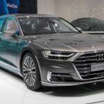 El Audi A8 es el sedán de lujo insignia de la marca, con un diseño elegante y una calidad de conducción excepcionales. Sin embargo, su valor se desploma con rapidez. En solo dos años, este coche puede perder hasta el 47% de su valor, debido a su alto costo inicial, los rápidos ciclos de innovación tecnológica y el costoso mantenimiento. Aunque sigue siendo una opción atractiva en cuanto a estatus, su rápido proceso de depreciación desincentiva a los compradores que buscan una inversión más estable a largo plazo.