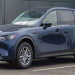El Mazda CX-90 Híbrido Enchufable representa el nuevo nivel de sofisticación para la marca japonesa, posicionándose como un modelo casi premium. Este SUV insignia combina una dinámica de conducción refinada con materiales de alta calidad, haciendo que el CX-90 no solo sea un vehículo práctico, sino también un referente de lujo y rendimiento. Mazda ha logrado fusionar un rendimiento excepcional con una experiencia de conducción única, demostrando que la marca puede competir con los modelos más exclusivos sin perder su esencia de marca accesible.