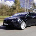 El Tesla Model X, a pesar de ser uno de los SUV eléctricos más innovadores y caros del mercado, no es el mejor en cuanto a valor de reventa. Después de cinco años, este modelo pierde alrededor del 63% de su valor. Esto se debe a varios factores, como la rápida evolución de la tecnología eléctrica, la baja demanda en el mercado de segunda mano y los costos de reparación elevados. Aunque sigue siendo popular en el mercado de autos nuevos, los compradores de vehículos usados tienden a optar por modelos más nuevos o versiones más económicas.