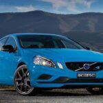 Volvo ha sido durante décadas una de las marcas más asociadas con la seguridad, especialmente en lo que respecta a vehículos familiares. Fue la primera empresa en priorizar la seguridad de los ocupantes con la introducción de innovaciones como el cinturón de seguridad de tres puntos, y desde entonces ha seguido desarrollando nuevas tecnologías para proteger a las familias en caso de accidente.

El Volvo XC90, uno de los modelos más populares de la marca, es un SUV que destaca por su seguridad avanzada, con sistemas como el Control de Estabilidad Antivuelco y las alertas de colisión frontal. Además, Volvo sigue invirtiendo en tecnología de conducción autónoma, lo que hace que sus vehículos sean aún más seguros a medida que avanzan los sistemas de asistencia.