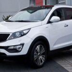 El Kia Sportage 2025 es una de las opciones más recomendadas para jubilados que desean un SUV compacto que combine tecnología moderna, seguridad y comodidad. Su diseño ha sido cuidadosamente pensado para ofrecer facilidad de uso, con una cabina espaciosa y fácil de acceder. Además, el Sportage incluye una excelente gama de características de seguridad, como sensores de reversa y un sistema de frenado automático, que brindan tranquilidad al volante. Es una opción ideal para aquellos que buscan un SUV con un alto nivel de equipamiento a un precio razonable.