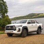 El Toyota Hilux es un verdadero caballo de batalla global, conocido por su durabilidad y capacidad para soportar condiciones extremas. En 2024, alcanzó las 617,000 unidades vendidas, pero sufrió una caída significativa del 15% en sus ventas. A pesar de esta disminución, sigue siendo un modelo preferido por conductores de todo el mundo, desde los que necesitan un vehículo robusto para el trabajo hasta los que buscan un modelo versátil para aventuras off-road. La Hilux sigue siendo sinónimo de resistencia y fiabilidad en mercados como África, Australia y Asia.