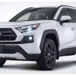 El Toyota RAV4 2026 introduce una nueva era para este SUV compacto, con versiones más sofisticadas, como Limited, Woodland y GR Sport. Los modelos PHEV (híbridos enchufables) ofrecen una autonomía eléctrica de hasta 50 millas, lo que lo hace ideal para desplazamientos diarios sin emisiones. Además, el GR Sport se enfoca en el rendimiento, con una suspensión especialmente ajustada y neumáticos de verano. Con la Toyota Safety Sense 4.0 de serie, este modelo destaca por sus características de seguridad avanzadas. La garantía de la batería híbrida y PHEV es de 10 años o 150,000 millas.
