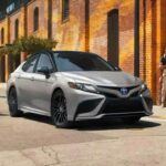 El Toyota Camry Híbrido 2022 es una de las opciones más confiables y de alto rendimiento en el mercado de híbridos, y es conocido por mantener su valor mejor que muchos otros vehículos en su categoría. Con una puntuación de 8,6/10 en retención de valor, se espera que pierda solo el 39% de su valor después de cinco años y 60,000 millas. El precio original de este modelo era de $28,855, y en el mercado de usados se vende entre $21,737 y $28,833.