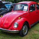 El Volkswagen Beetle, conocido por su inconfundible forma y legado, ha sido utilizado de diversas formas a lo largo de su larga vida útil. Aunque no fue diseñado inicialmente para remolcar, los Beetles se han utilizado de manera exitosa para tareas que van desde taxis hasta competiciones off-road, gracias a su robustez y diseño simple. Con una capacidad de remolque de hasta 500 kg, el Beetle demuestra que, incluso en su tamaño compacto, puede ser sorprendentemente versátil.