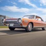 El Chrysler Turbine Car de 1963 fue un intento pionero de utilizar un motor de turbina de gas en lugar del convencional motor de pistón. Este innovador diseño requería cerca de 50,000 piezas, incluidos álabes de cerámica resistentes al calor y sistemas regenerativos para recuperar energía de los gases de escape. El Turbine Car podía funcionar con varios combustibles, pero su compleja ingeniería y las estrictas tolerancias necesarias para su funcionamiento hacían que su mantenimiento fuera costoso y técnico. Aunque el motor de turbina prometía eficiencia, la gran cantidad de componentes y la necesidad de un servicio especializado hicieron que el concepto nunca fuera viable comercialmente. A pesar de ello, el Turbine Car sigue siendo una muestra de la ambición automotriz de la época.