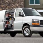Aunque el GMC Savana Cargo está destinado principalmente para uso comercial, sigue siendo una excelente opción para arrendar, especialmente para aquellos que necesitan un vehículo de carga. Con un precio inicial de alrededor de $32,000, esta furgoneta mantiene el 82.02% de su valor después de tres años. Debido a su fiabilidad y su capacidad de carga, el Savana Cargo es muy popular entre los arrendadores que buscan una furgoneta robusta para el trabajo sin preocuparse por la depreciación excesiva.