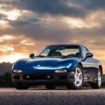 El Mazda RX-7 de tercera generación es un ejemplo perfecto de cómo un diseño aerodinámico y fluido puede combinarse con un motor rotativo para crear una experiencia de conducción única. Con su motor rotativo biturbo 13B de 255 CV, el RX-7 ofrecía un rendimiento impresionante, acelerando de 0 a 100 km/h en menos de 5 segundos. Su cuerpo compacto y curvado, sin los abultamientos que otros deportivos necesitaban para albergar motores más grandes, es un testamento de la perfección en el diseño de automóviles. Su estética fluida y su increíble manejo han hecho del RX-7 un coche de culto, admirado tanto por su rendimiento como por su belleza exterior.