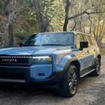 El Toyota Land Cruiser es el rey de la capacidad de carga en la gama de SUVs de Toyota. Con 46.2 pies cúbicos de espacio de carga, este modelo ofrece una capacidad de almacenamiento impresionante, ideal para aquellos que necesitan llevar equipo de aventura o grandes cantidades de equipaje. Aunque el Land Cruiser ahora es más pequeño que las versiones anteriores, sigue siendo uno de los SUV más versátiles de la marca.