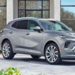 Optar por una marca que ofrezca menores costes de mantenimiento puede tener un impacto importante en tus finanzas a largo plazo. Según Steven Elek, responsable de los análisis de datos automotrices de CR, las diferencias en los costes de mantenimiento entre las marcas pueden sumar miles de euros a lo largo de un periodo de 10 años. Esto significa que un coche con un bajo coste de mantenimiento no solo es una opción más barata en el presente, sino que también ofrece un ahorro significativo a lo largo de su vida útil.