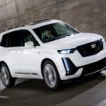 El Cadillac XT6, un crossover de tres filas que se presentó como una alternativa más pequeña y asequible a los SUV de lujo de tamaño completo, también será descontinuado en 2026. Este modelo, que ha sido popular entre las familias que buscan un SUV premium, ahora deja un hueco en el mercado. Cadillac ha optado por retirar el XT6 mientras ajusta su gama hacia modelos más grandes y electrificados, lo que indica el rumbo hacia una mayor electrificación en la marca.