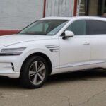 El Genesis GV80 ha consolidado a la marca como una competencia seria en el segmento de lujo. Este SUV de tamaño mediano destaca por su diseño elegante y un interior premium de altísima calidad. Con opciones de motorización que incluyen un motor turboalimentado de 2.5 litros o un V6 biturbo de 3.5 litros, el GV80 ofrece una experiencia de conducción poderosa y refinada. Con un precio de inicio de $56,925, representa una opción muy competitiva frente a marcas de lujo más consolidadas.