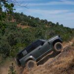 Alternativa al Porsche Cayenne, BMW X5 y BMW X6

El Land Rover Defender 2026 es un SUV de lujo que no solo destaca por su capacidad todoterreno, sino también por su equipamiento de lujo y diseño robusto. A pesar de sus orígenes como un vehículo de trabajo, el nuevo Defender ha evolucionado para ofrecer un confort y lujo de primer nivel, sin sacrificar su capacidad de conducción fuera de carretera. Con un precio inicial de $63,500, el Defender compite con modelos como el Porsche Cayenne y el BMW X5, pero con la ventaja de ofrecer un rendimiento todoterreno sobresaliente y una estética única. Con versiones que pueden superar los $170,000, el Defender cubre un amplio rango de precios, lo que lo convierte en una opción versátil y lujosa.