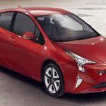 El Toyota Prius es, sin lugar a dudas, uno de los híbridos más confiables y duraderos en el mercado de autos usados. Con una probabilidad del 12,6% de superar las 250.000 millas, el Prius es ideal para aquellos que buscan una opción económica y ecológica que también sea capaz de resistir el paso del tiempo. Su bajo consumo de combustible, combinado con la fiabilidad de Toyota, lo convierte en una excelente opción para quienes buscan un vehículo que ofrezca tanto ahorro como durabilidad. Además, su precio inicial accesible de $15,146 lo hace aún más atractivo para quienes buscan un coche que dure más de 15 años.