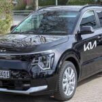 El Kia Niro EV es una de las opciones más prácticas y accesibles dentro del mundo de los SUV eléctricos. Con un precio inicial por debajo de los $40,000, el Niro ofrece una combinación perfecta de autonomía, comodidad y economía. Este SUV eléctrico compacto es ideal para aquellos que buscan un vehículo familiar eficiente, con un interior cómodo y bien equipado. Además, su bajo consumo energético y su batería de larga duración lo convierten en una opción más que interesante frente a los SUV a gasolina, especialmente para quienes desean dar el salto a la movilidad eléctrica sin gastar una fortuna.