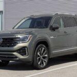 El Volkswagen Atlas 2025 es un SUV mediano diseñado pensando en la comodidad de las familias, con una cabina espaciosa y una interfaz de infoentretenimiento fácil de usar. Con capacidad para siete personas, el Atlas ofrece suficiente espacio para que todos los miembros de la familia viajen cómodamente, además de una serie de características de seguridad como el monitoreo de punto ciego y el control de crucero adaptativo.