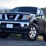 Precio medio usado: $12,100
La Nissan Frontier 2006, sucesora de la Nissan Hardbody, es una pickup moderna y versátil que también estuvo disponible con transmisión manual. Con varias opciones de motorización, incluyendo un motor de 4 cilindros y un V6, la Frontier D40 es conocida por su buena maniobrabilidad y capacidad off-road. Con un precio de alrededor de $12,100, la Frontier de 2006 sigue siendo una opción atractiva para quienes buscan una pickup asequible con caja manual para trabajar o disfrutar de aventuras al aire libre.