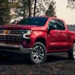 Chevrolet ha demostrado una y otra vez que sus vehículos están hechos para durar, especialmente en el segmento de camionetas y SUV. Modelos como la Silverado 1500, la Suburban y la Tahoe son conocidos por superar fácilmente las 200,000 millas. Los motores V8 de bloque pequeño que incorporan estos vehículos están entre los más probados del mundo, ofreciendo décadas de rendimiento confiable con un mantenimiento adecuado. Estas camionetas son ideales para quienes necesitan vehículos resistentes para trabajo pesado, y su longevidad las convierte en una opción preferida para quienes buscan un vehículo duradero.