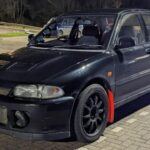 El Mitsubishi Lancer Evolution I marcó el comienzo de una serie legendaria que redefiniría el concepto de los coches de rally. Impulsado por un motor 4G63 turboalimentado de 2.0 litros, el Evo I ofreció un rendimiento excepcional tanto en pista como en carretera. Su sistema de tracción total y su suspensión optimizada para rallyes lo convirtieron en un vehículo que rápidamente ganó fama tanto en competiciones como entre los aficionados. Aunque las generaciones posteriores del Lancer Evolution alcanzarían mayor notoriedad, el Evo I sigue siendo el modelo que dio inicio a una de las sagas más influyentes en el mundo de los coches deportivos.
