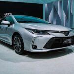 Millaje combinado: 52 mpg
Motor: 1.8 L, 4 cilindros
Transmisión: Automática (relaciones de engranaje variables)

El Toyota Corolla Hybrid 2022 cierra la lista con una eficiencia de 52 mpg combinado, destacándose por su rendimiento sobresaliente tanto en ciudad (53 mpg) como en carretera (52 mpg). Con su motor de 1.8 litros y 4 cilindros, el Corolla Hybrid es una opción perfecta para quienes buscan un vehículo compacto, económico y fiable. Su tamaño pequeño lo convierte en una opción ideal para la conducción urbana, mientras que su excelente eficiencia de combustible lo convierte en una excelente elección para los viajes largos. Además, el Corolla sigue siendo uno de los modelos más vendidos por su accesibilidad y su bajo coste de mantenimiento.