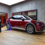 El Genesis GV60 es el SUV eléctrico de lujo de Genesis, y aunque su disponibilidad ha sido limitada a ciertos estados de EE. UU., ha sido altamente calificado en términos de fiabilidad por Consumer Reports. Con una batería de 77,4 kWh y una autonomía de hasta 400 km, este SUV eléctrico ofrece un rendimiento sobresaliente, alcanzando los 100 km/h en 3.7 segundos en su versión Performance. Aunque los críticos mencionan que el interior podría mejorar en términos de materiales y que carece de algunas características como la integración inalámbrica con CarPlay, el GV60 sigue siendo una opción robusta en el mercado de los SUVs eléctricos de lujo.