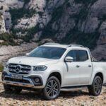 La Mercedes-Benz Clase X fue la incursión de la marca alemana en el mundo de las camionetas pickup. Aunque se presentó como un modelo de lujo en 2015, la Clase X se basaba en la plataforma del Nissan Navara, lo que le otorgaba características más utilitarias en comparación con las expectativas de lujo de Mercedes-Benz. Con un motor diésel V6 turboalimentado, la Clase X era capaz de ofrecer 255 caballos de fuerza y una capacidad de carga considerable. Sin embargo, tras solo tres años de producción, Mercedes-Benz abandonó este modelo, dejando a la Clase X como una rareza en el mercado.