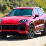 El Porsche Cayenne es un SUV de alto rendimiento que no solo ofrece potencia y lujo, sino también un alto precio de mantenimiento. A pesar de su excelente ingeniería, los sistemas complejos del Cayenne, incluidos los frenos de alto rendimiento, suspensiones avanzadas y motores de alta gama, requieren atención especializada que puede resultar muy costosa. Los mecánicos destacan que a partir del segundo año de propiedad, los costos de reparación pueden superar fácilmente lo que los propietarios esperaban gastar en mantenimiento de un SUV familiar, lo que convierte al Cayenne en una opción más costosa de lo que parece.