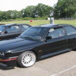 El BMW M3 es un modelo muy respetado en el mundo de los coches deportivos, y su versión Sport Evolution III de 1990 llevó el legado a un nivel superior. Con un motor más potente, suspensión mejorada y un enfoque más deportivo, el M3 Sport Evolution III era una máquina de carreras disfrazada de coche de calle. Sin embargo, debido a su producción limitada y a sus especificaciones de alto rendimiento, el modelo no cumplió con las regulaciones de seguridad y emisiones requeridas para circular en las calles de Estados Unidos, lo que lo convirtió en un modelo extremadamente raro en el país.