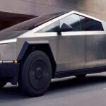 La Tesla Cybertruck fue anunciada como una revolución en el mercado de las camionetas pickup. Con un diseño futurista y promesas de rendimiento extremo, muchos se emocionaron con su potencial. Sin embargo, algunos de los primeros propietarios y entusiastas de la Cybertruck han expresado su arrepentimiento en plataformas sociales como Facebook. La falta de avances concretos y la demora en la producción han sido factores clave en el arrepentimiento. Además, algunos propietarios mencionan que las expectativas sobre su durabilidad y sus características innovadoras no se han cumplido como se pensaba.