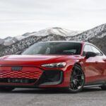 El Audi RS e-tron GT 2025 es el coche eléctrico más caro de la marca, y por una buena razón: ofrece un rendimiento impresionante y un diseño futurista. Con dos motores eléctricos que generan 912 caballos de fuerza, el e-tron GT acelera de 0 a 100 km/h en solo 2.4 segundos, lo que lo coloca al nivel de los superdeportivos más exclusivos. Su batería puede cargarse hasta 320 kW, lo que le permite ofrecer una autonomía de 447 km con una sola carga. Además, el e-tron GT incluye una suspensión neumática adaptativa, luces láser Audi, asientos de cuero Nappa y un sistema de sonido Bang & Olufsen, lo que lo convierte en una opción de lujo para los amantes de los coches eléctricos.