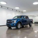 Ford es una marca que ha mejorado mucho en los últimos años. Modelos como el F-150 y el Bronco son dos ejemplos perfectos de cómo Ford ha ganado terreno en fiabilidad y durabilidad. El F-150 es una verdadera bestia, capaz de hacer de todo: remolcar, cargar y transportar a tu familia sin problemas. El Bronco, por otro lado, es el vehículo ideal para los amantes de la aventura y el off-road. Aunque algunos modelos pueden ser más caros, entre 35,000 y 60,000 dólares, su facilidad para ser reparados por los mecánicos los hace aún más atractivos.