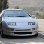 El Nissan 300ZX Z32 es uno de los deportivos más impresionantes que Japón ha producido. Equipado con un motor V6 biturbo de 3.0 litros, producía 300 caballos de fuerza, lo que le permitió competir de tú a tú con los Corvette de la época. Su diseño agresivo y futurista, junto con sus faros escamoteables, lo convirtió en un icono de los años 90. Además, el sistema HICAS (Dirección Controlada Activamente) le permitía ajustar el manejo según la velocidad, lo que mejoraba su maniobrabilidad.