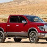 Siempre a la sombra de las pick-up estadounidenses más populares, la Nissan Titan suele ser vista como una opción secundaria. Sin embargo, ofrece una fiabilidad más consistente, precios más ajustados y un V8 robusto que cumple sin alardes. No gana guerras de cifras, pero sí en sentido práctico para quien quiere una gran camioneta sin pagar sobreprecio de marca.
