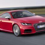 El Audi TT es uno de los autos deportivos más accesibles, con una mezcla perfecta de lujo, elegancia y diversión al volante. Su valor de reventa es impresionante, alcanzando un 70% de su valor original, lo que lo hace una excelente compra en el mercado de autos usados. Con un mantenimiento relativamente bajo de $752 al año, el Audi TT es ideal para jubilados que deseen un coche deportivo, pero sin los costos exorbitantes de otros deportivos de lujo. Además, con la discontinuación de este modelo en 2023, su valor como clásico moderno podría aumentar en el futuro.
