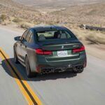 Cadillac, la emblemática marca de lujo estadounidense, ha subido posiciones en cuanto a confiabilidad este año. Modelos como la SUV Escalade y los deportivos V Series continúan destacándose por su durabilidad. La marca también ha sido reconocida por sus SUVs premium de tamaño mediano, como la XT5 y la XT6, que ofrecen una excelente fiabilidad. Con un enfoque futuro en los vehículos eléctricos de lujo, como el Lyriq y el Celestiq, Cadillac está evolucionando mientras mantiene su reputación de fiabilidad.