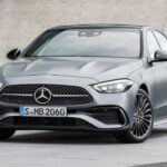 El Mercedes-Benz Clase C es otro sedán de lujo que a menudo se revende después de solo un año. Aunque es un modelo premium, muchos compradores se sienten decepcionados por la complejidad tecnológica y los costos asociados con el mantenimiento y servicio. Las elevadas cuotas mensuales y la preocupación por la fiabilidad a largo plazo llevan a muchos propietarios a vender el coche tras el primer año. El exceso de tecnología, los sistemas de control táctiles poco intuitivos y las visitas frecuentes al servicio hacen que el encanto inicial del Clase C se desinfle rápidamente para algunos conductores.
