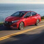 Para aquellos que buscan un automóvil económico y compacto sin renunciar a un interior sorprendentemente espacioso, el Nissan Versa es una excelente opción. Con uno de los precios de inicio más bajos de su clase, el Versa ofrece una excelente relación calidad-precio. Su transmisión continuamente variable (CVT) maximiza la economía de combustible, lo que lo convierte en una opción atractiva para los que buscan reducir los costos de funcionamiento. Además, la cobertura de garantía de Nissan es bastante competitiva en el segmento, lo que añade una capa extra de seguridad al comprador.