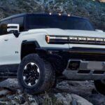 El Hummer EV de GMC es el epítome del exceso y la potencia. Con 1.000 caballos de fuerza, acelera de 0 a 100 km/h en solo 3.3 segundos, todo mientras transporta un impresionante peso de 4.111 kg. Equipado con una gigantesca batería de 212 kWh, ofrece una autonomía de hasta 613 km, lo que lo convierte en una opción de alto rendimiento para los amantes de la aventura y el off-road.