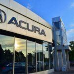 Acura, la marca de lujo de Honda, ha sido históricamente conocida por ofrecer vehículos fiables y bien equipados. Sin embargo, en comparación con otros fabricantes de lujo, Acura ha sido acusada de recortar esquinas, especialmente en lo que respecta a los materiales interiores. Modelos como el ADX y el Integra han recibido críticas por compartir demasiados componentes con los modelos más básicos de Honda, lo que da una sensación de menor exclusividad. La plataforma compartida con Honda ha sido otro punto de crítica, ya que algunos consumidores sienten que Acura no ofrece la experiencia de lujo completa que se espera de una marca premium.