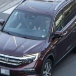 El Honda Pilot ocupa el octavo lugar, con un precio de inicio de $41,600. Los motores V6 de Honda son conocidos por su equilibrio y durabilidad, lo que permite a los propietarios disfrutar de un funcionamiento suave más allá de las 150,000 millas sin muchas reparaciones. En comparación con los SUVs de lujo mucho más caros, el Pilot ofrece una longevidad similar a un precio mucho más accesible. Este modelo es ideal para quienes buscan fiabilidad y espacio sin romper el banco.