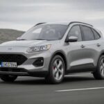 El Ford Escape 2026 destaca por ser uno de los SUV más enfocados en la eficiencia de combustible de la marca. Ofrece opciones híbridas tradicionales y versiones plug-in híbridas con hasta 37 millas de autonomía eléctrica, lo que lo convierte en una excelente opción para los conductores urbanos y aquellos que buscan economizar en combustible. Las actualizaciones interiores mejoran el confort con materiales más suaves y aislamiento acústico para un viaje más silencioso. Estas refinadas características hacen del Escape un vehículo atractivo para quienes se centran en la eficiencia sin sacrificar confort.