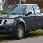 Los modelos antiguos de la Nissan Frontier, especialmente aquellos antes del rediseño de 2022, eran conocidos por su diseño de asientos anticuado y su falta de cojín adecuado. Los asientos de base plana carecían de ajuste lumbar y tenían un rango de movimiento limitado, lo que resultaba en una experiencia de conducción incómoda. Muchos propietarios se vieron obligados a recurrir a cojines de terceros para solucionar la falta de comodidad, lo que refleja un fallo claro en el diseño del vehículo.