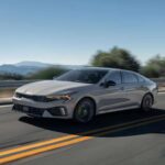 El Kia K5 brilla especialmente en el espacio para las piernas, con hasta 46,1 pulgadas, una de las mejores cifras de su categoría. Su diseño bajo y deportivo no penaliza el confort, aunque conviene tener en cuenta que el techo solar reduce la altura disponible. Es una opción equilibrada entre precio, tecnología y habitabilidad.