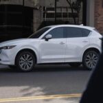 El Mazda CX-5 destaca por ser uno de los SUV más divertidos de conducir del segmento. su chasis firme y su comportamiento casi de berlina lo convierten en el candidato ideal para una transmisión manual, especialmente si mantiene la opción del motor turbo más potente en futuras actualizaciones.