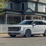 El Hyundai Palisade Híbrido entra en su segunda generación con un sistema que entrega 329 caballos y 399 lb-pie de torque. Acelera de 0 a 100 km/h en solo 6.6 segundos y mejora notablemente el consumo frente a la versión de gasolina. Además, ofrece un nivel de confort y lujo que lo posiciona como una referencia entre los SUV familiares híbridos.