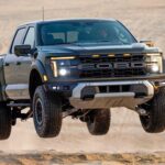 Ford, icono histórico de la industria americana, mantiene una buena reputación en fiabilidad general y costes razonables. Sus gastos de reparación a diez años rondan los 5.400 dólares, una cifra lógica para una marca con una gama tan amplia. La Ford F-150, especialmente en versiones básicas como la Xl, sigue siendo un ejemplo de robustez y valor a largo plazo.