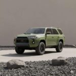 Si prefieres un vehículo que ofrezca mayor capacidad de remolque o aventuras fuera del asfalto, el Toyota 4Runner de los modelos 2020-2023 es una opción muy fiable. Con un precio inferior a $45,000 en el mercado de segunda mano, este SUV de tipo camioneta cuenta con un motor V6 extremadamente duradero, ideal para viajes largos o para llevar una caravana o bote. A pesar de ser un vehículo con mayor consumo de combustible, el 4Runner tiene una increíble longevidad, alcanzando fácilmente las 300,000 millas. Su diseño robusto y su chasis de cuerpo completo lo hacen perfecto para quienes buscan un coche sin complicaciones tecnológicas, ideal para la jubilación y las escapadas al aire libre.