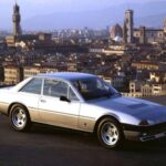 El Ferrari 400i es un gran turismo con motor V12 que ofrece comodidad para cuatro personas en viajes largos. Con precios que rondan entre los $40,000 y los $60,000, este modelo refleja la construcción robusta en acero y un diseño menos llamativo, pero igualmente sofisticado.
Bajo el capó se encuentra un motor V12 de 4.8 litros con inyección de combustible Bosch K-Jetronic, lo suficientemente suave para viajar por carretera pero con la capacidad de sacar una sonrisa en cualquier conductor. Si alguna vez soñaste con combinar el estilo exótico con la practicidad de un coche para el día a día, el 400i ofrece una opción que sigue siendo fascinante con su sutil distinción Ferrari.