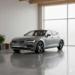 Volvo ha perfeccionado el arte de combinar confort y diseño minimalista con el S90. Este sedán, con un precio de unos 58,000 dólares, tiene asientos que se sienten como si estuvieran diseñados por expertos en ergonomía, ofreciendo un soporte perfecto y una suavidad excepcional. El interior, decorado con madera natural y tonos calmantes, crea una atmósfera relajante que convierte al S90 en un verdadero spa sobre ruedas. La calidad de conducción, sumada a su estética nórdica, hace de este coche una opción única en su categoría.